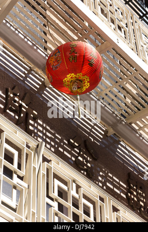 Lanterne et balcon sur Bayard Street, Chinatown, NYC Banque D'Images