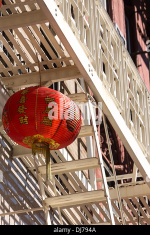 Lanterne et balcon sur Bayard Street, Chinatown, NYC Banque D'Images