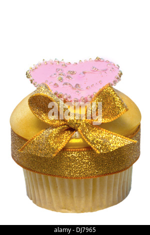 Tasse gâteau décoré avec du glaçage et en or rose coeur bow a aussi isolé sur blanc. Banque D'Images