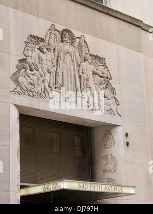 Frise décorative au-dessus de l'entrée du 640 Fifth Avenue, New York Banque D'Images