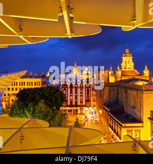 Vue de la nuit de Séville du Metropol Parasol sur place de La Encarnacion, Andalousie, Espagne Banque D'Images