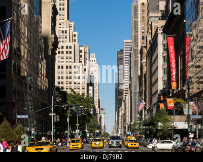 Les taxis et les Scène de rue, 5e Avenue, NYC Banque D'Images