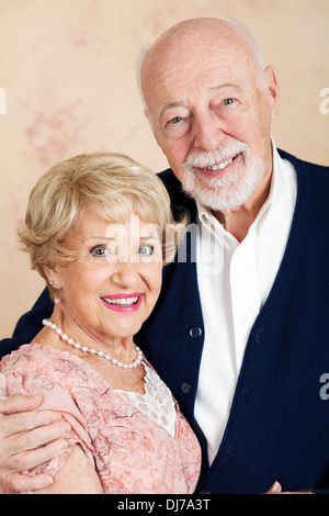 Portrait de senior couple habillé pour la date. Banque D'Images