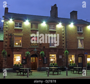 Thwaites Red Lion pub anglais traditionnel à Stockton Heath Warrington, Cheshire, Angleterre, Royaume-Uni au crépuscule Banque D'Images