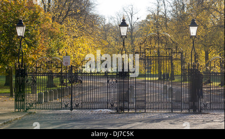 Portes en fer forgé de St Mary's Gate à Greenwich Park à l'automne Banque D'Images