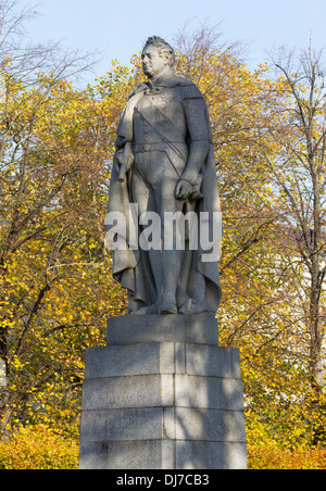 Statue de granit du roi Guillaume IV d'Angleterre par Samuel Nixon (1844) de l'uniforme d'un grand amiral à Greenwich Banque D'Images