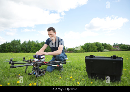 Drone UAV Fixation ingénieur in Park Banque D'Images