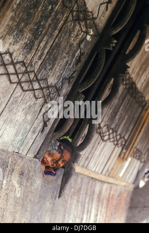 Les enfants dans maison Batak Karo, Dokan village, Sumatra, Indonésie Banque D'Images