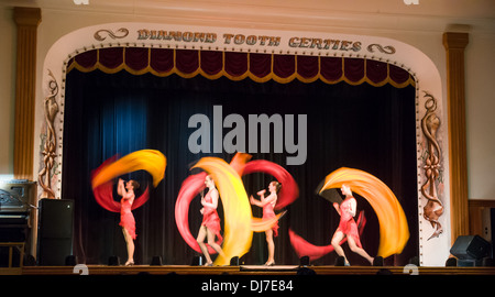 Danseurs mis sur un spectacle en soirée à l'historique Diamond Tooth Gerties saloon à Dawson City, Yukon Banque D'Images