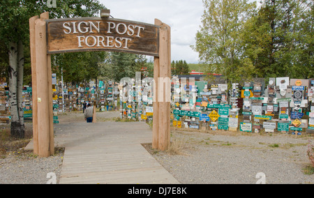 Une vue rapprochée de certaines des nombreuses indications dans le panneau forêt de Watson Lake, Territoire du Yukon Banque D'Images