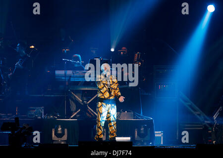 Toronto, Canada. 23 Nov 2013. Hong Kong chanteuse Cantopop Eason Chan effectue au Ricoh Coliseum, au cours de la vie de l'Eason Tour. Credit : EXImages/Alamy Live News Banque D'Images