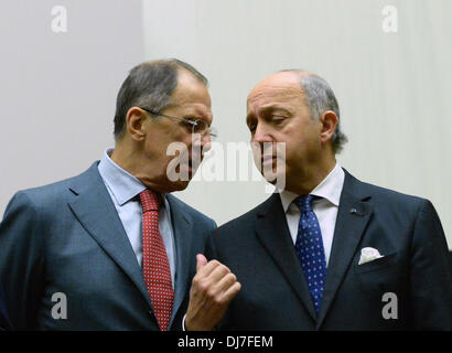 Genève, Suisse. 24 nov., 2013. Le Ministre russe des affaires étrangères Sergei Lavrov parle avec le Ministre français des Affaires étrangères, Laurent Fabius, après une déclaration à Genève, Suisse, 24 novembre 2013. Après d'intenses négociations, le groupe de 1 P5 et l'Iran ont atteint un accord sur la première étape du programme nucléaire iranien, le chef de la diplomatie européenne, Catherine Ashton, a annoncé tôt dimanche matin. Credit : Wang Siwei/Xinhua/Alamy Live News Banque D'Images