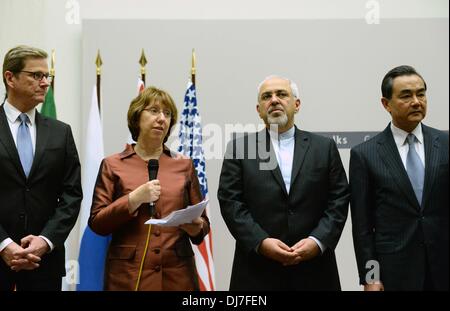Genève, Suisse. 24 nov., 2013. Le chef de la diplomatie européenne Catherine Ashton (2L) fournit une déclaration à Genève, Suisse, 24 novembre 2013. Après d'intenses négociations, le groupe de 1 P5 et l'Iran ont atteint un accord sur la première étape du programme nucléaire iranien, le chef de la diplomatie européenne, Catherine Ashton, a annoncé tôt dimanche matin. Credit : Wang Siwei/Xinhua/Alamy Live News Banque D'Images