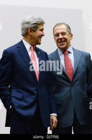 Genève, Suisse. 24 nov., 2013. Le secrétaire d'Etat John Kerry (L) des entretiens avec le Ministre russe des affaires étrangères Sergei Lavrov après une déclaration à Genève, Suisse, 24 novembre 2013. Après d'intenses négociations, le groupe de 1 P5 et l'Iran ont atteint un accord sur la première étape du programme nucléaire iranien, le chef de la diplomatie européenne, Catherine Ashton, a annoncé tôt dimanche matin. Credit : Wang Siwei/Xinhua/Alamy Live News Banque D'Images
