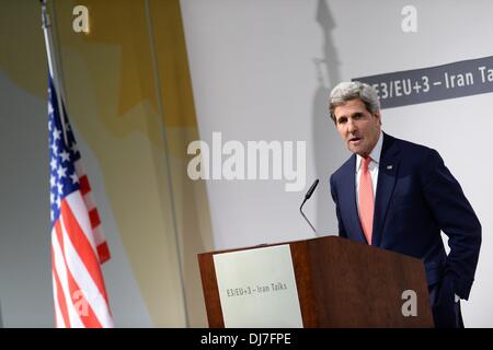 Genève, Suisse. 24 nov., 2013. Le secrétaire d'Etat John Kerry assiste à une conférence de presse après les pourparlers nucléaires à Genève, Suisse, 24 novembre 2013. Après d'intenses négociations, le groupe de 1 P5 et l'Iran ont atteint un accord sur la première étape du programme nucléaire iranien, le chef de la diplomatie européenne, Catherine Ashton, a annoncé tôt dimanche matin. Credit : Wang Siwei/Xinhua/Alamy Live News Banque D'Images