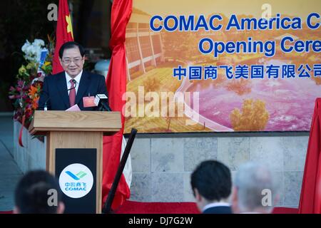 Los Angeles, USA, 24 août 2013. Jin Zhuanglong, président de Commercial Aircraft Corporation of China (COMAC), prend la parole à la cérémonie de dévoilement de COMAC American Corporation à New Port, comté d'Orange de Californie, États-Unis, le 24 novembre, 2013. (Xinhua/Yang Lei) (ybg) Banque D'Images