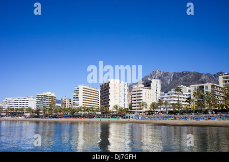 Les immeubles à appartements et condominiums en mer Méditerranée en station ville de Marbella, Costa del Sol, Espagne. Banque D'Images