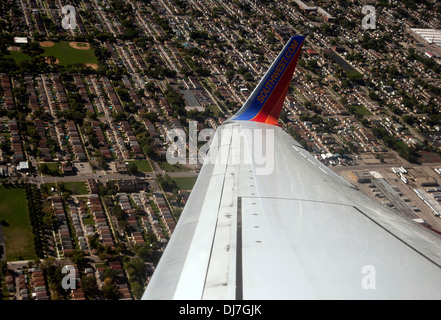 Southwest Airlines Boeing 737-700 de bout d'aile au-dessus de Chicago, Illinois, États-Unis Banque D'Images