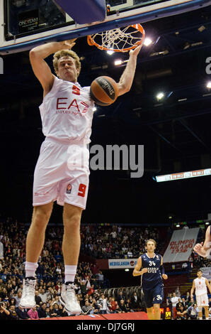 Milan, Italie. 22 nov., 2013. Nicolo' Melli pendant le match entre l'EE7 Olimpia Milano et Efes Pilsen Istanbul à Mediolanum Forum dans le sixième jour de la saison régulière de l'Euroleague le 22 novembre 2013 à Milan, Italie. Photo : Marco Aprile/NurPhoto Crédit : Marco ZUMAPRESS.com/Alamy NurPhoto/Aprile/Live News Banque D'Images