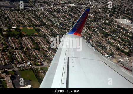 Southwest Airlines Boeing 737-700 de bout d'aile au-dessus de Chicago, Illinois, États-Unis Banque D'Images