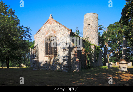 Une vue sur les ruines de l'église de St Théobald à grands Hautbois, Norfolk, Angleterre, Royaume-Uni. Banque D'Images