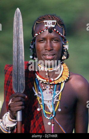 Portrait d'un guerrier Massaï (Moran) avec perlage traditionnel et Speer, Tanzanie Banque D'Images