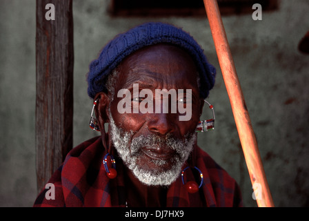 Portrait d'un aîné Maasai avec bâton de marche, Tanzanie Banque D'Images