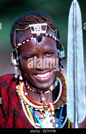 Portrait d'un guerrier Massaï (Moran) avec perlage traditionnel et Speer, Tanzanie Banque D'Images