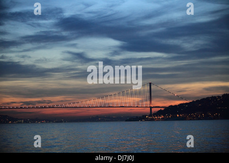 Pont sur le Bosphore à Istanbul tout droit Banque D'Images