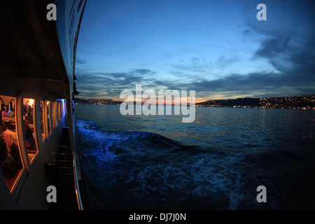 Pont sur le Bosphore à Istanbul avec Ferry tout droit au premier plan Banque D'Images