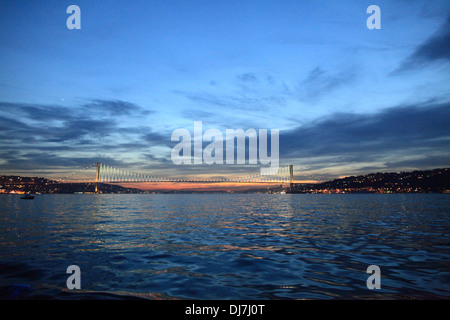 Pont sur le Bosphore à Istanbul tout droit Banque D'Images