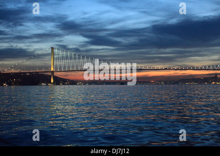 Pont sur le Bosphore à Istanbul tout droit Banque D'Images