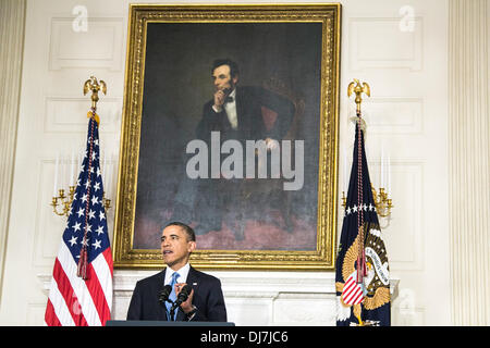 Washington, DC, USA. 23 nov., 2013. Le président des États-Unis, Barack Obama fait une déclaration pour annoncer un accord intérimaire sur le nucléaire iranien qui était intervenu dans les négociations entre l'Iran et six puissances mondiales, à partir de la salle à manger d'État à la Maison Blanche à Washington, DC, États-Unis, 23 novembre 2013. Un point de désaccord majeur dans les négociations a été l'Iran insiste sur son droit à enrichir de l'uranium. Photo : T.J. Kirkpatrick / Piscine via CNP/dpa/Alamy Live News Banque D'Images