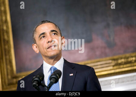 Washington, DC, USA. 23 nov., 2013. Le président des États-Unis, Barack Obama fait une déclaration pour annoncer un accord intérimaire sur le nucléaire iranien qui était intervenu dans les négociations entre l'Iran et six puissances mondiales, à partir de la salle à manger d'État à la Maison Blanche à Washington, DC, États-Unis, 23 novembre 2013. Un point de désaccord majeur dans les négociations a été l'Iran insiste sur son droit à enrichir de l'uranium. Photo : T.J. Kirkpatrick / Piscine via CNP/dpa/Alamy Live News Banque D'Images