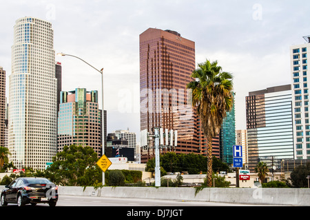 Le centre-ville de Los Angeles skyline à partir de l'autoroute 110 depuis le sud sur un jour nuageux autour de coucher du soleil Novembre 2013 Banque D'Images