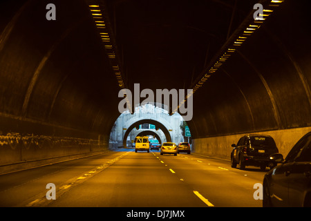 Tunnels sur l'autoroute 110 près de Dodger Stadium à Los Angeles en Californie Banque D'Images