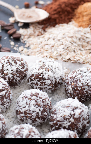 Les aliments crus candy avec des boules de noix de coco râpée. Banque D'Images