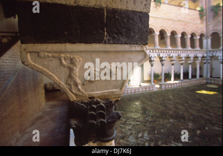 Cloître de l'abbaye de Santa Mustiola (13-14 C) torri,Sovicille-Siena,Italie Banque D'Images