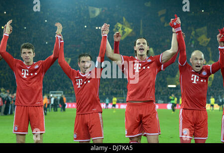 Dortmund, Allemagne. 23 nov., 2013. Munich's Thomas Mueller, Philipp Lahm, Daniel van Buyten et Arjen Robben cheers après le match de football de la Bundesliga entre Borussia Dortmund et le Bayern de Munich à Dortmund, en Allemagne, le 23 novembre 2013. Photo : Federico Gambarini/dpa/Alamy Live News Banque D'Images