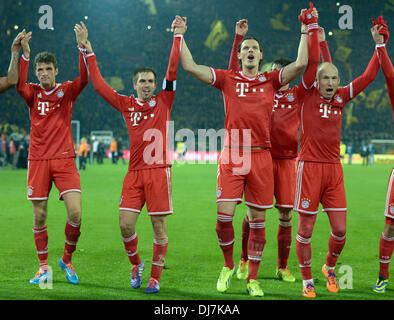 Dortmund, Allemagne. 23 nov., 2013. Munich's Thomas Mueller, Philipp Lahm, Daniel van Buyten et Arjen Robben cheers après le match de football de la Bundesliga entre Borussia Dortmund et le Bayern de Munich à Dortmund, en Allemagne, le 23 novembre 2013. Photo : Federico Gambarini/dpa/Alamy Live News Banque D'Images