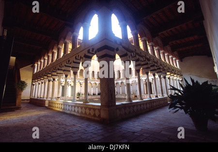 Cloître de l'abbaye de Santa Mustiola (13-14 C),torri Sovicille-Sienne, Italie Banque D'Images