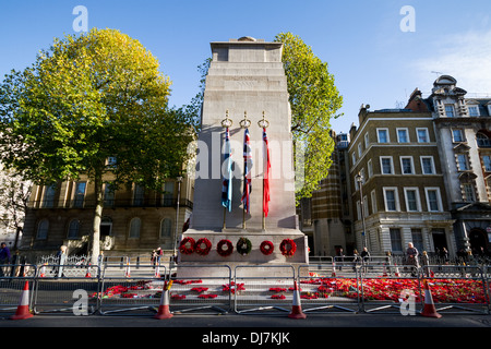 Coquelicot couronnes portées par le monument commémoratif de guerre du cénotaphe de Whitehall, Londres. Banque D'Images