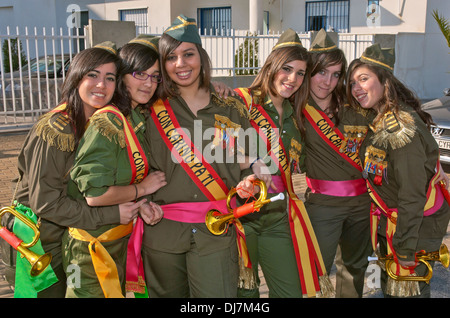 Le carnaval, les jeunes femmes déguisés en militaires, Isla Cristina, Huelva-province, région d'Andalousie, Espagne, Europe Banque D'Images