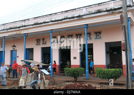 Bar El Louvre, Calle Máximo Gómez, Plaza Martí, Remedios, province de Villa Clara, Cuba, mer des Caraïbes, l'Amérique centrale Banque D'Images