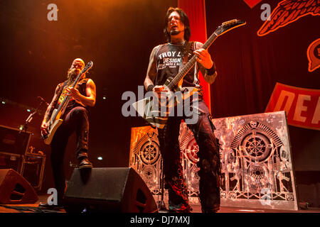 Milan Assago Italie. 23 novembre 2013. Le groupe de heavy metal américain mort FIVE FINGER PUNCH effectue live au Mediolanum Forum ouverture du spectacle d'Avenged Sevenfold : Rodolfo Sassano Crédit/Alamy Live News Banque D'Images