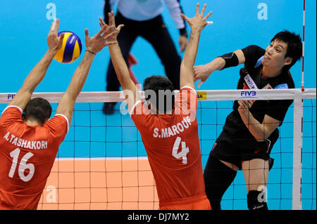 (131124) -- TOKYO, 24 novembre 2013 (Xinhua) -- Yu Koshikawa (R) du Japon les crampons le ballon au cours de la FIVB World Grand Champions Cup 2013 contre l'Iran au gymnase Metlopolitan Tokyo à Tokyo, Japon, 24 novembre 2013. L'Iran a gagné 3-0. (Xinhua/Stringer) Banque D'Images