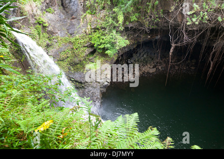 Peu de chute et d'une caverne sur la façon de la célèbre Waimoku Falls à Maui, Hawaii. Banque D'Images
