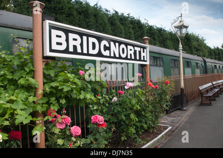 Noir et blanc pour signer la plate-forme en fonte à Bridgnorth Severn Valley Railway au-dessus un beau rose border Banque D'Images