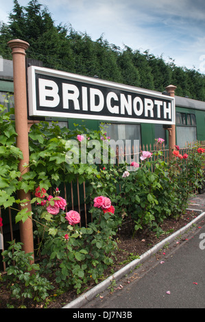 Noir et blanc pour signer la plate-forme en fonte à Bridgnorth Severn Valley Railway au-dessus un beau rose border Banque D'Images