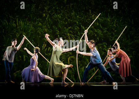 Taipei, Taiwan, 22 nov., 2013. Cloud Gate Dance Theatre, la compagnie de danse numéro un en Asie présente sa nouvelle création : Riz, par chorégraphe Lin Hwai-Min. © Gia à/Alamy Live News Banque D'Images